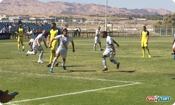 שחקני אילת חוגגים (צילום יוסי איטח)